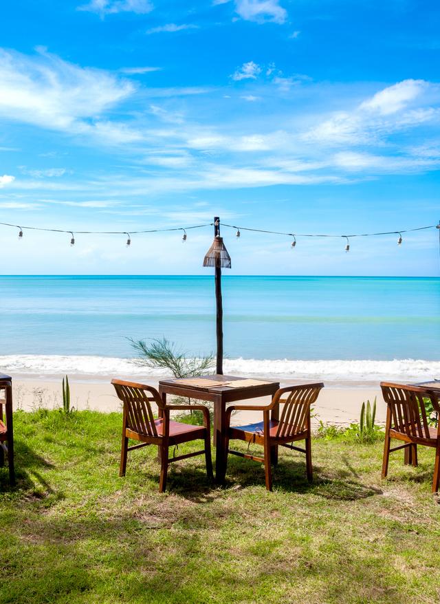 thailand-khao-lak-strand-restaurant-t-931888366.jpg