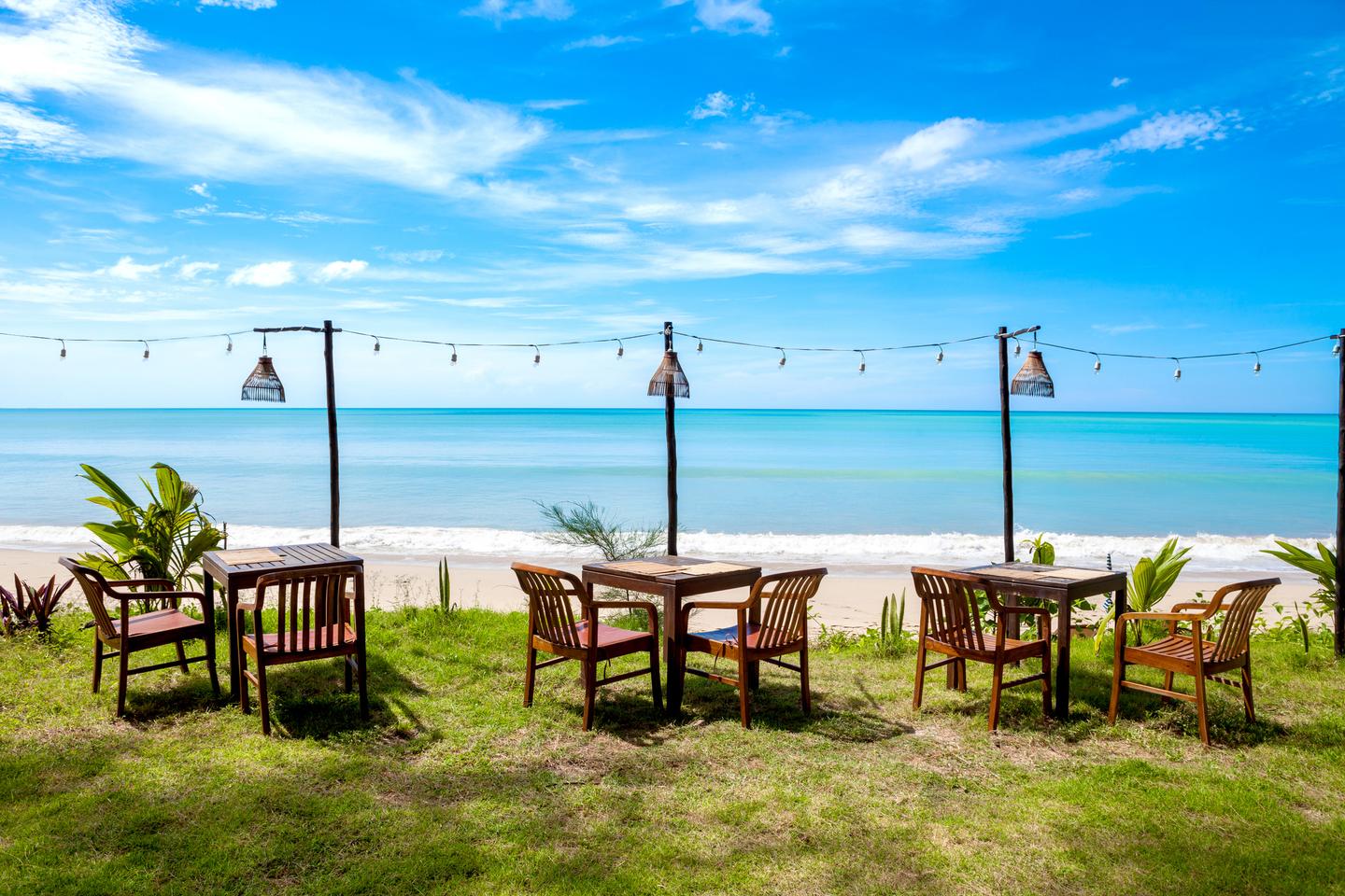 thailand-khao-lak-strand-restaurant-t-931888366.jpg