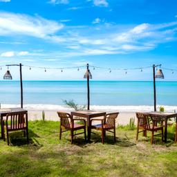 thailand-khao-lak-strand-restaurant-t-931888366.jpg