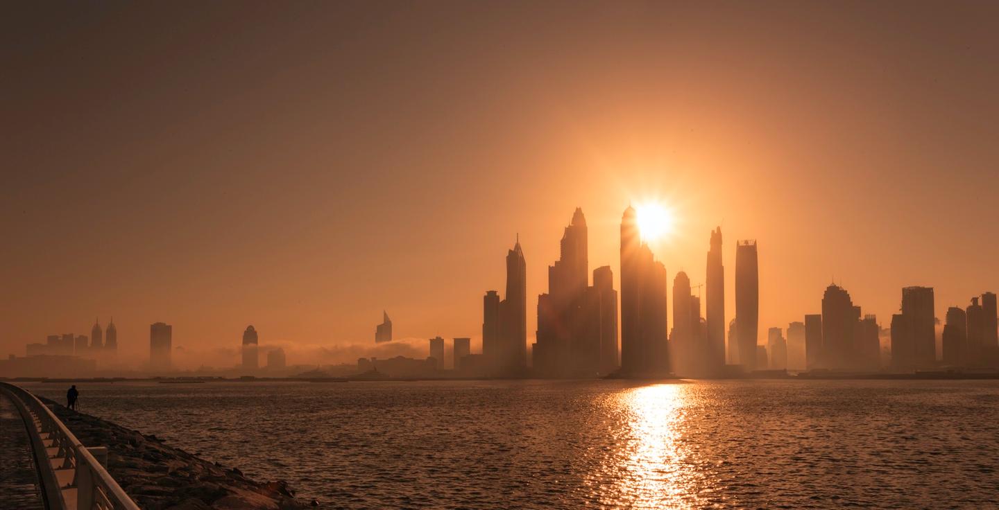 vae-dubai-skyline-sonne-g-823738288.jpg