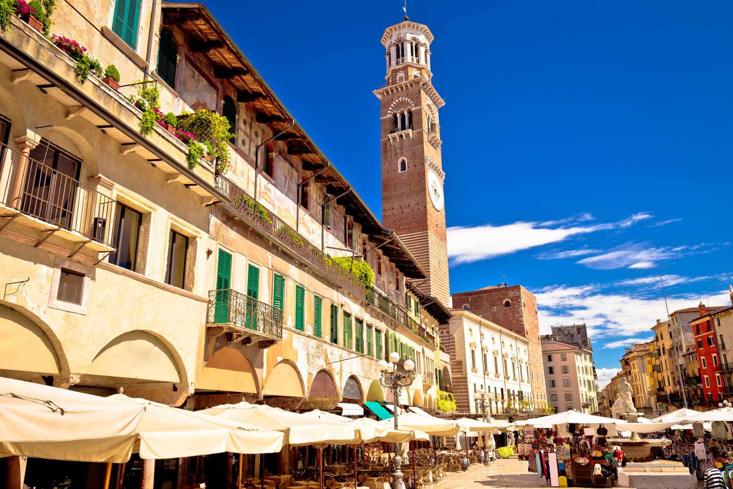 italien-venetien-verona-piazza-delle-erbe-klein-g-915835504.jpg