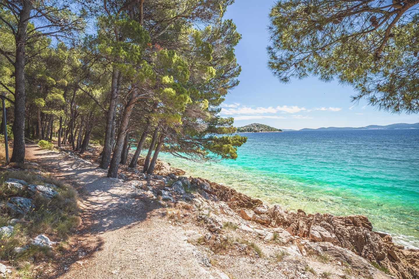 kroatien-dalmatien-zadar-riviera-strand-mit-felsen-und-baeumen-g-1431844393.jpg