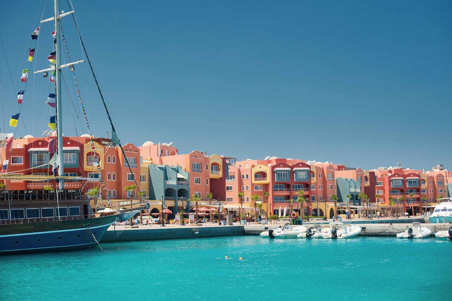 aegypten-hurghada-ort-am-wasser-rotes-meer-g-1360547396.jpg