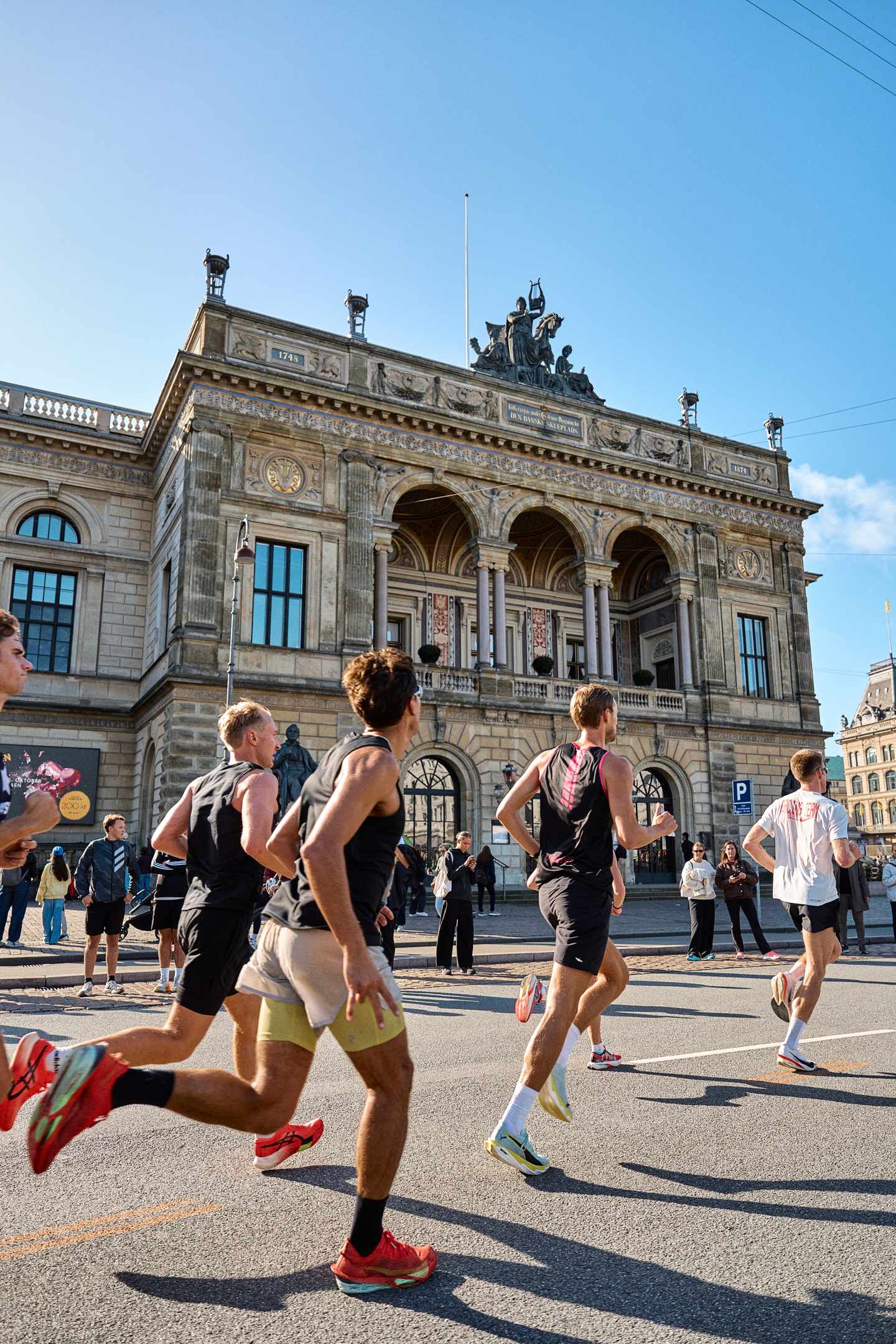 CHM 11-2.jpg Kopenhagen-Marathon Teilnehmer laufen vor einem historischen Gebäude mit Säulen auf der Straße