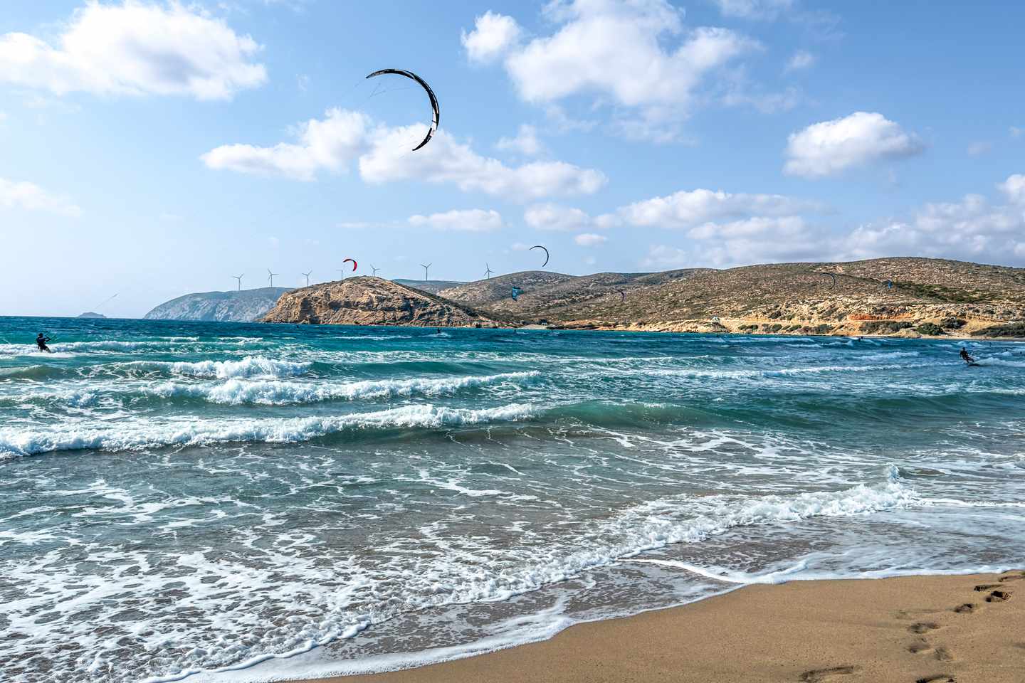 sandstrand-kitesurfer-wellen-g-2251851027.jpg