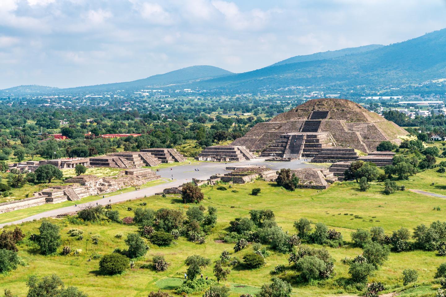 mexiko-teotihuacan-pyramide-g-1048426132.jpg