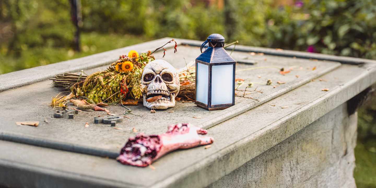 daenemark-halloween-grab-mit-hand-totenkopf-laterne-g-1414000169-Edit.jpg