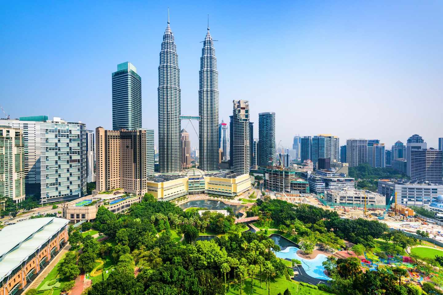 malaysia-kuala-lumpur-petronas-twin-towers-t-509105016.jpg