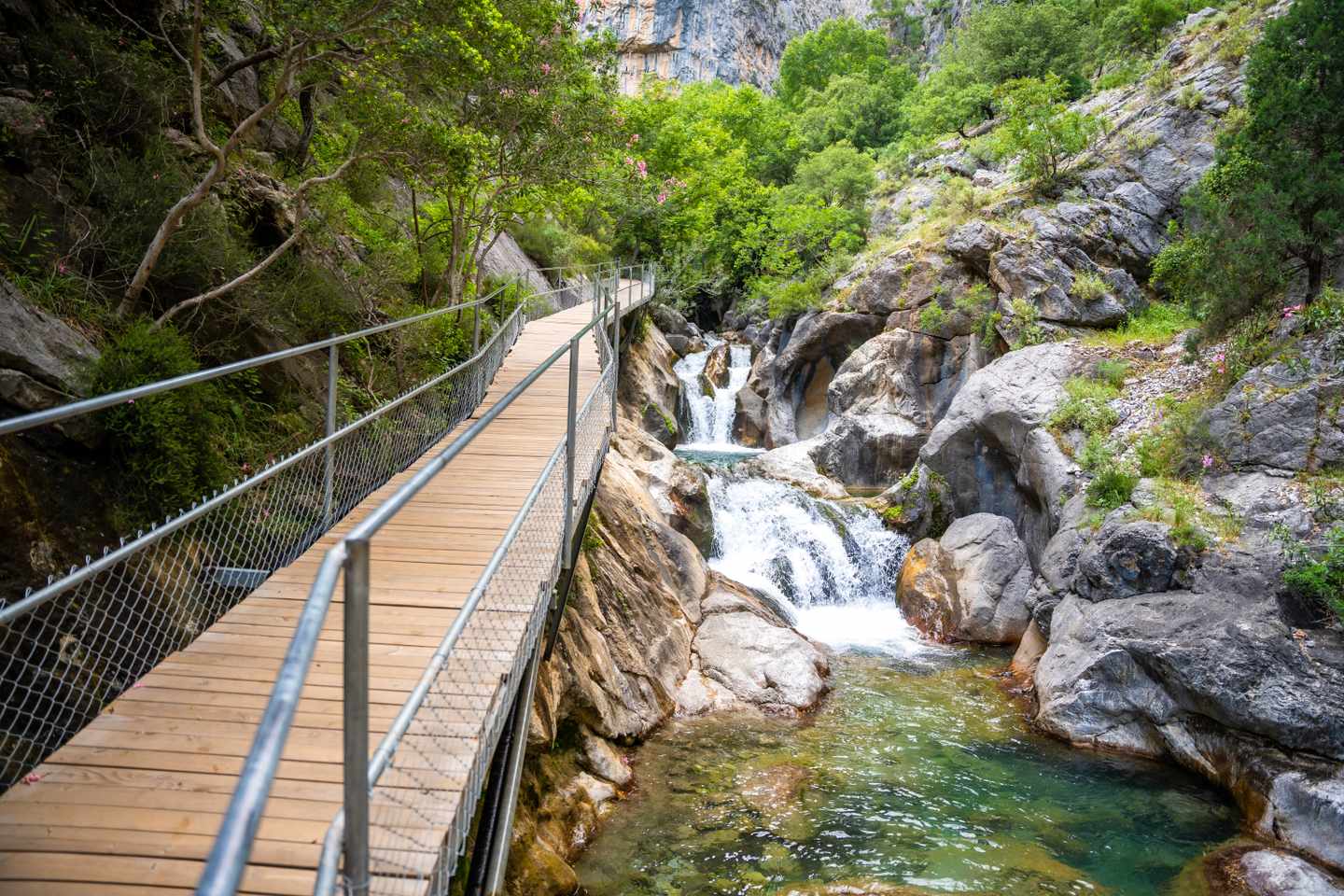 tuerkei-alanya-sapadere-schlucht-holzpfad-wasserfall-taurusgebirge-g-1635949582.jpg