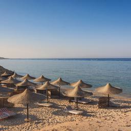 aegypten-rotes-meer-strand-mit-liegen-g-1442693295.jpg