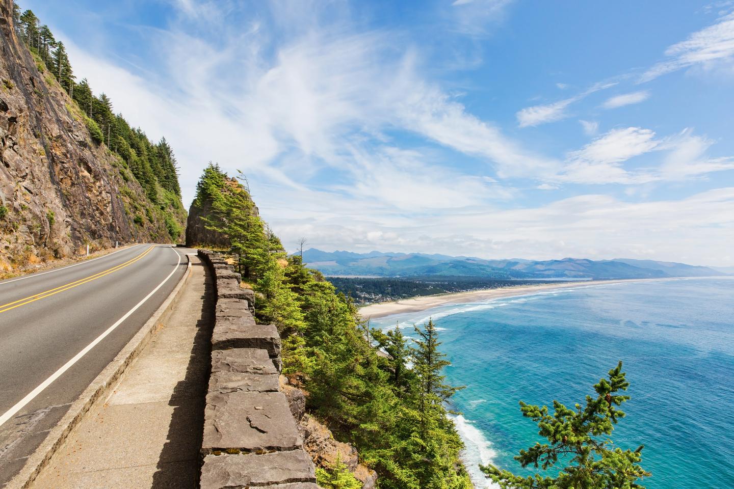 GettyImages-1146336690.jpg Highway 101 an der US-Westküste mit bewaldeten Felsen, Sandstrand und weitem Blick über den Pazifik