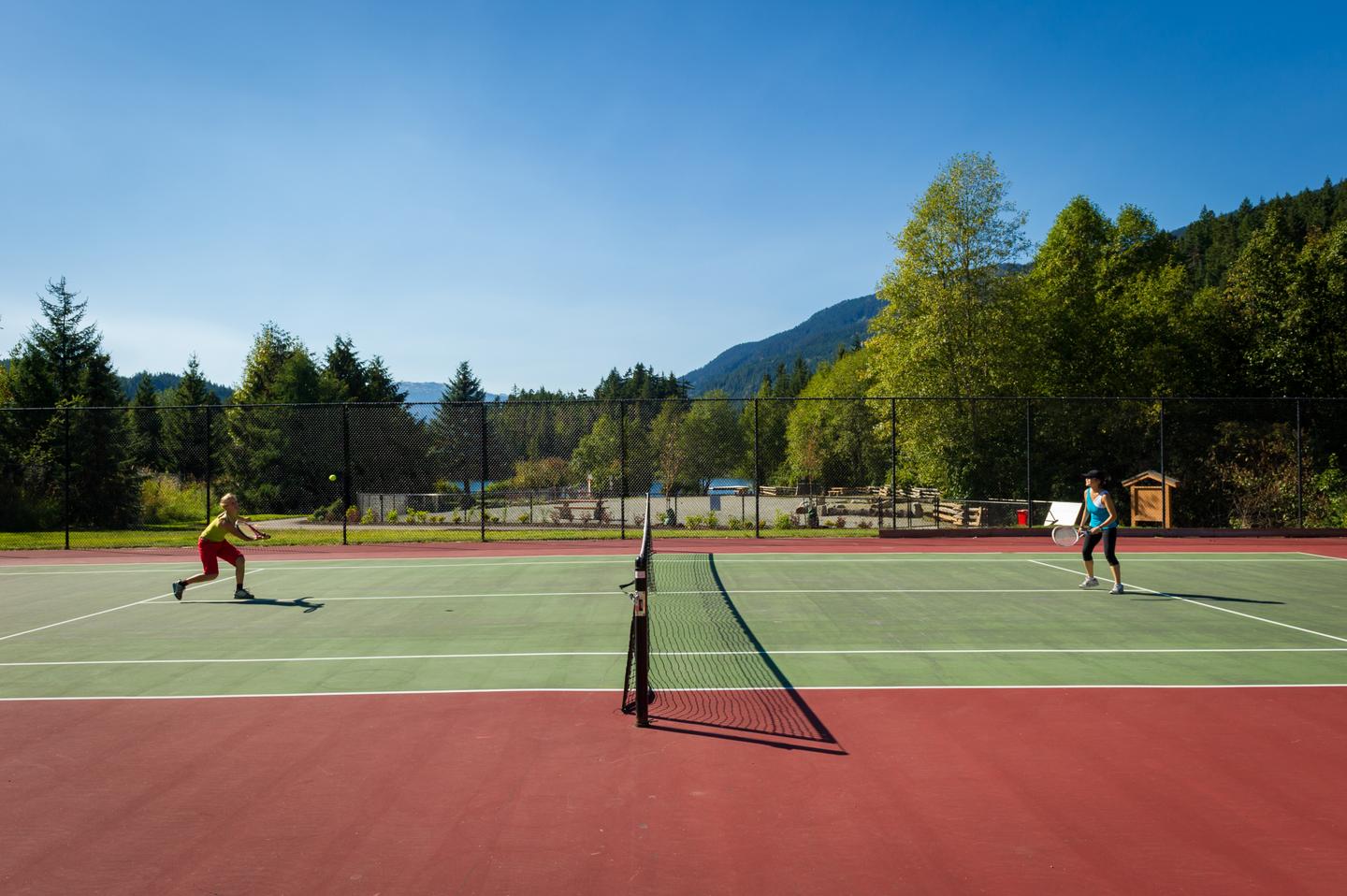 Allgäu-Tennisplatz-mit-Bergen-g-1252960553.jpg