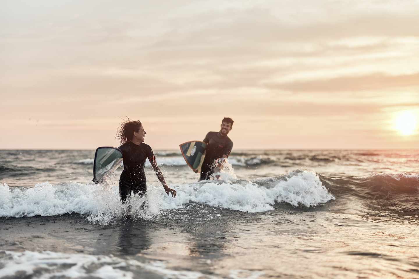surfer-im-meer-haben-spaß-g-2150782142_bearbeitet.jpg