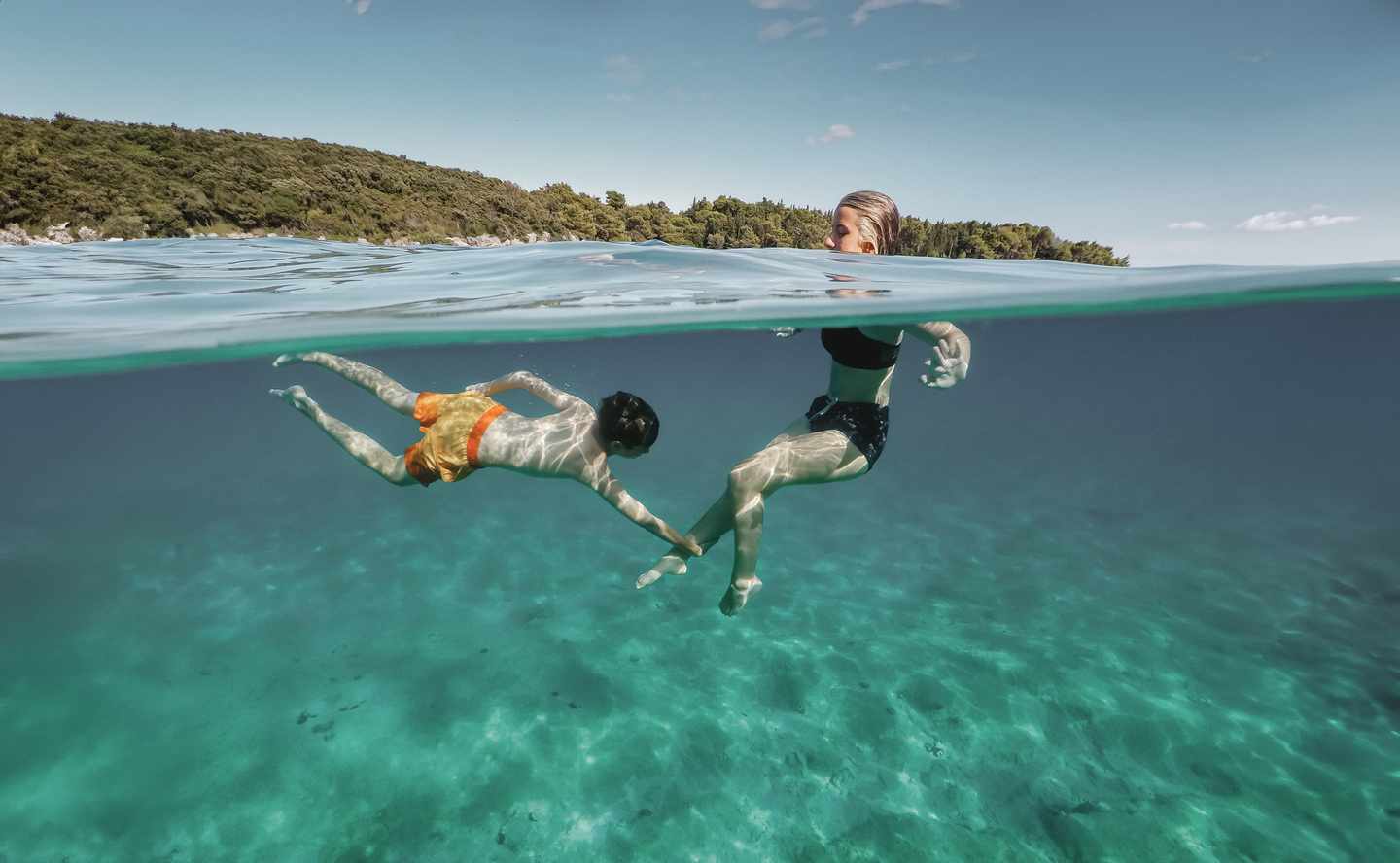 Kroatien-Kinder-spielen-im-Meer-g-1402850202_bearbeitet.jpg