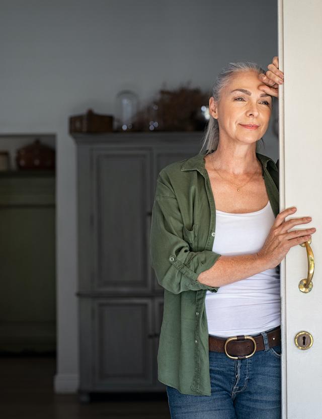 Dekoideen für ein gemütliches Zuhause frau-vertraeumt-zuhause-Dertour-g-1152601881.jpg