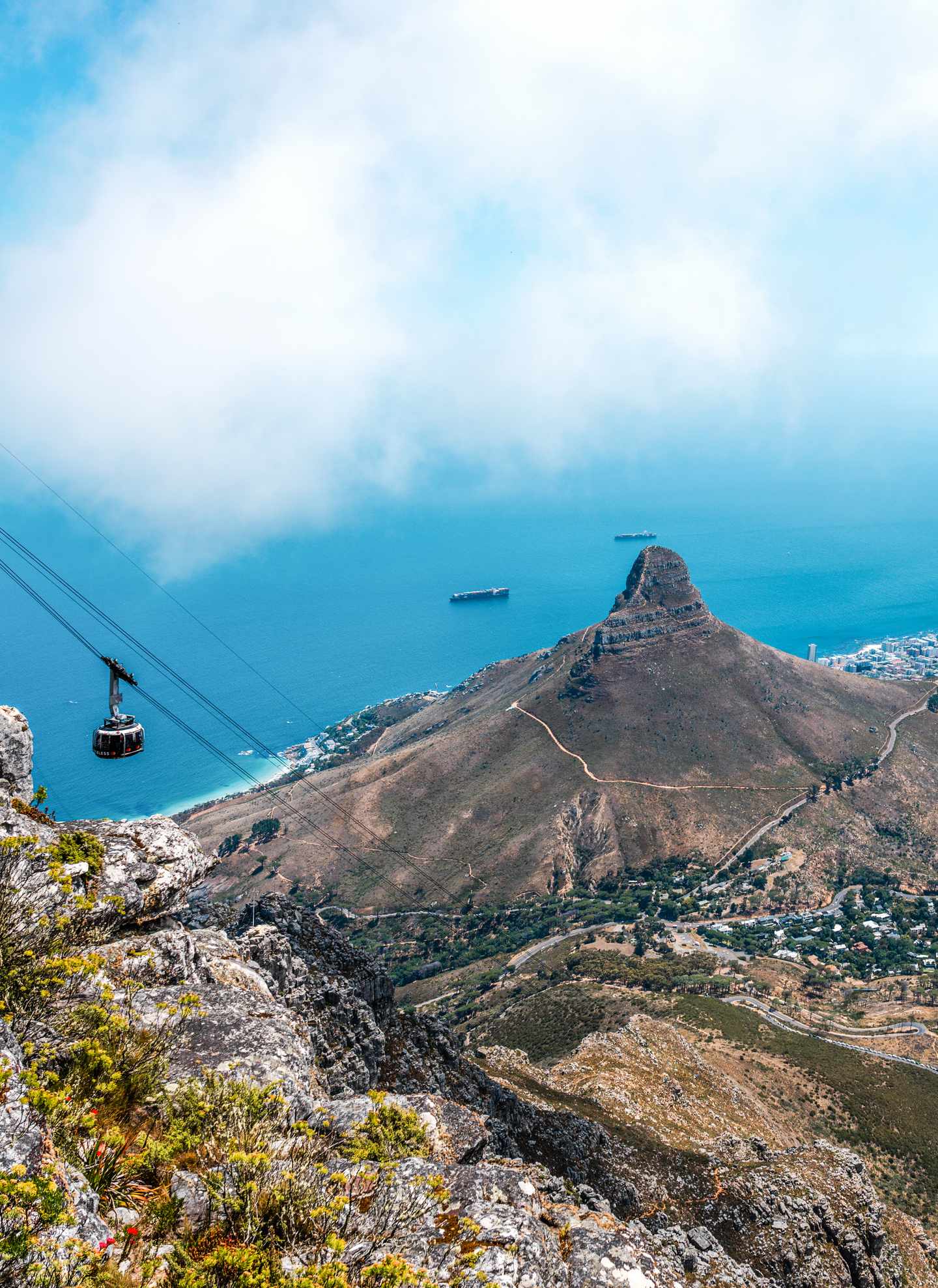 blte84c6a054924e6b1-suedafrika-kapstadt-seilbahn-tafelberg-i-simply-madeleine.jpg Kapstadt: Seilbahn zum Tafelberg mit Meer im Hintergrund