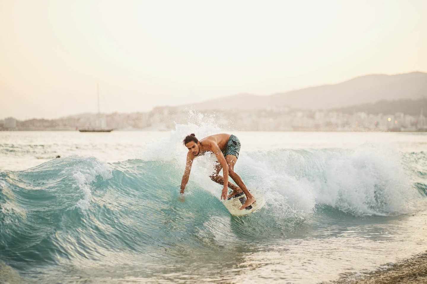spanien-mallorca-palma-de-mallorca-surfer-am-strand-g-1339819466.jpg
