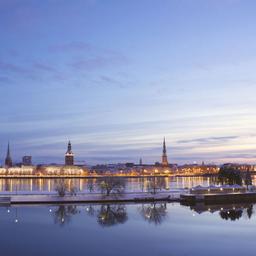 riga-stadtansicht-im-schnee-am-abend-t-460270355.jpg