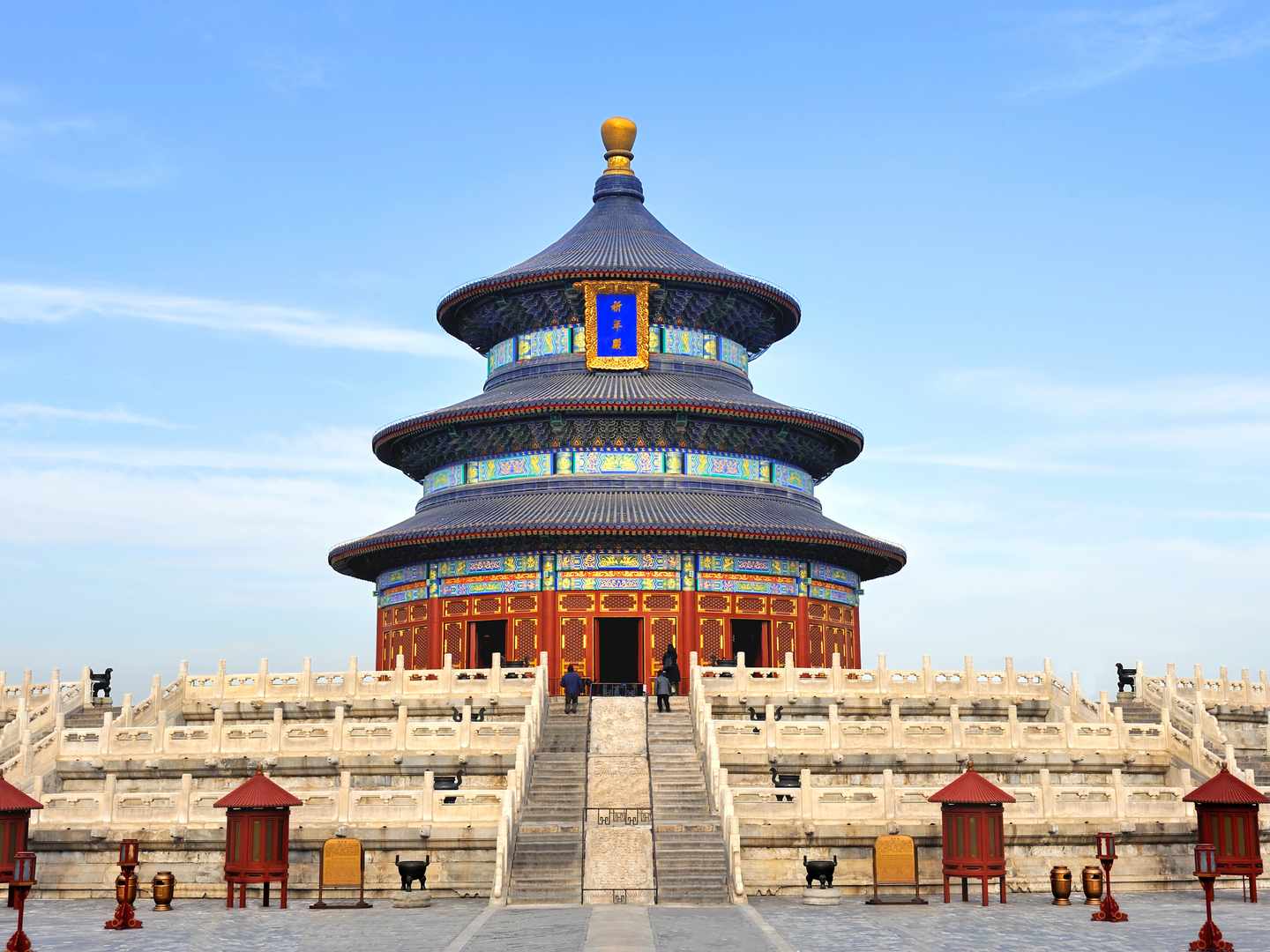 Himmelstempel in Peking mit blauer Kuppel und verziertem Rundbau bei Tageslicht 
