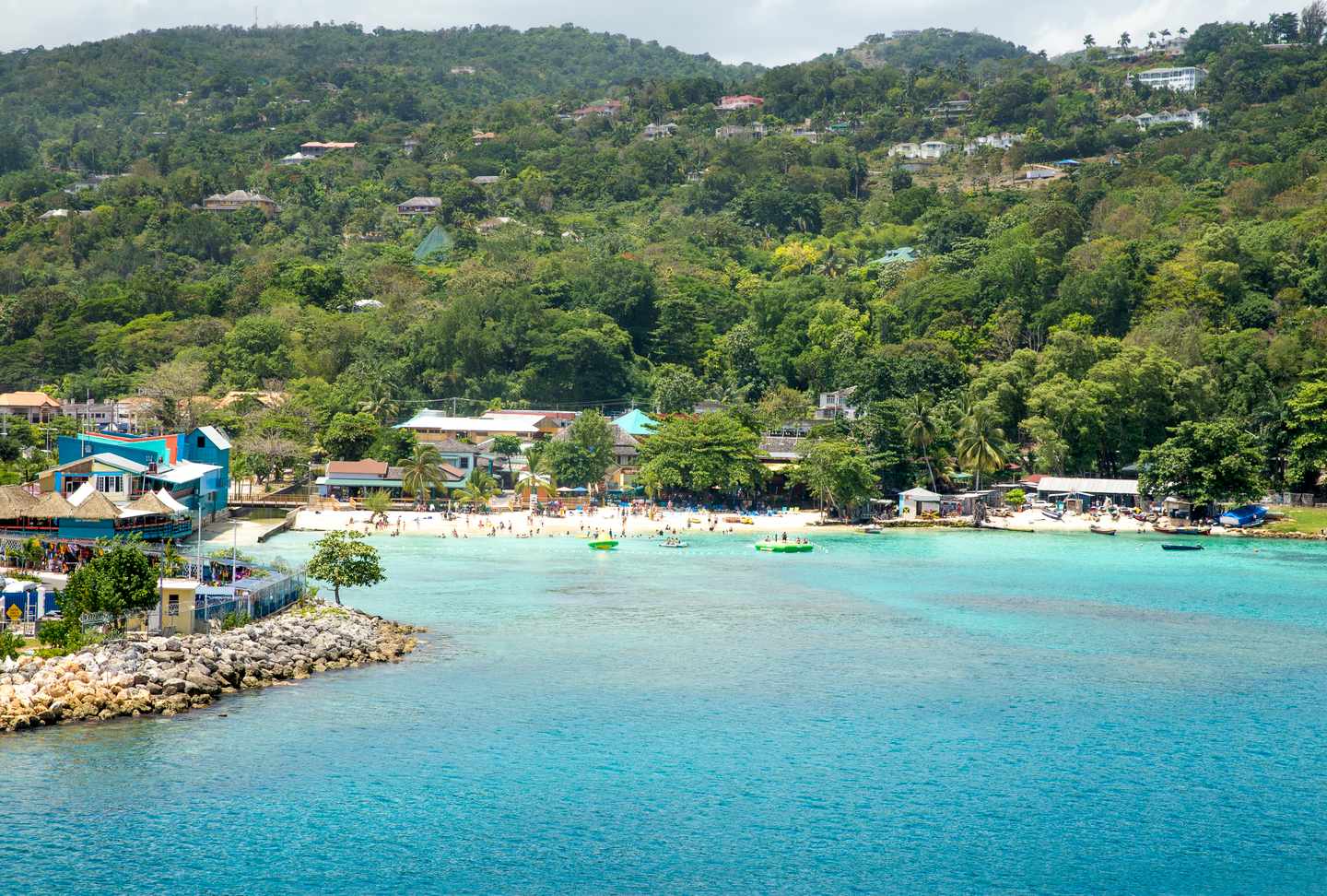 Landschaft und Küste mit Strand von Ocho Rios, Jamaika