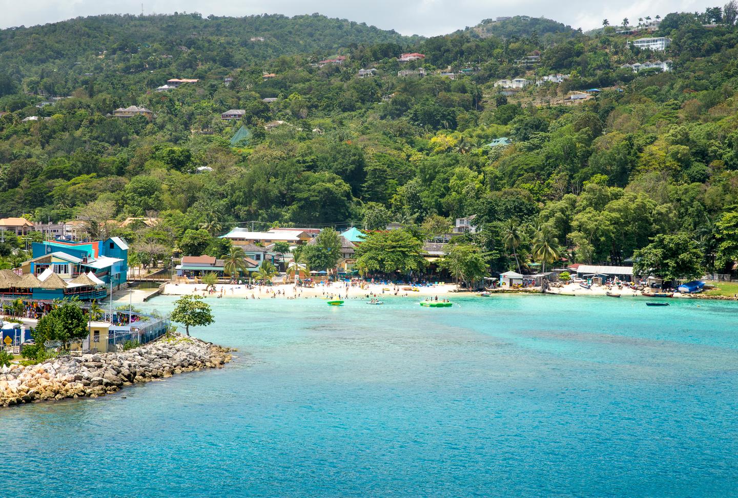 Landschaft und Küste mit Strand von Ocho Rios, Jamaika