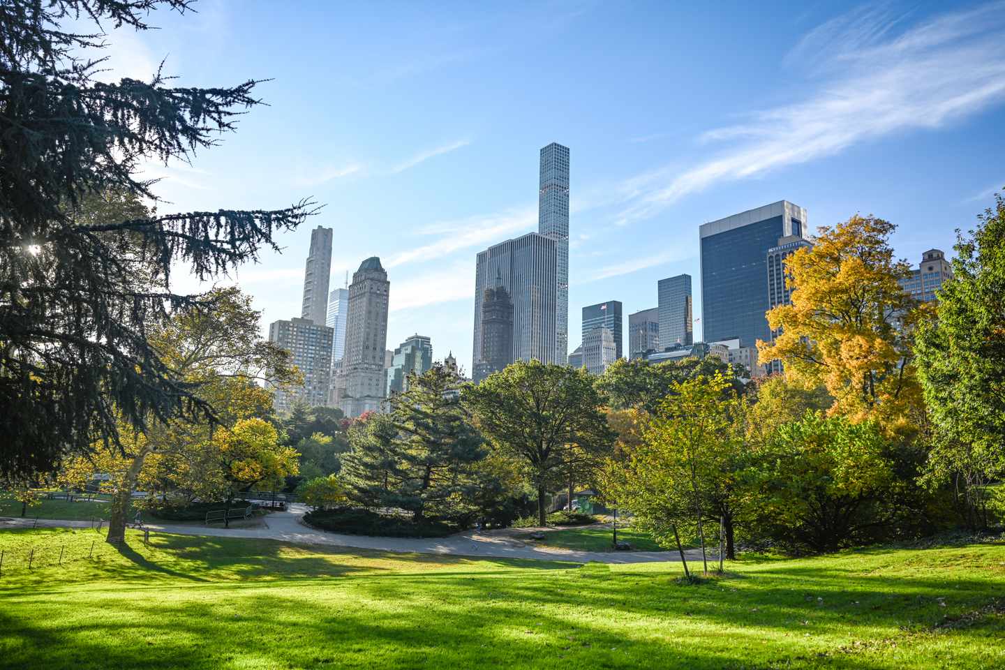 GettyImages-1758789989.jpg Central Park im Herbst Skyline von Manhattan im Hintergrund