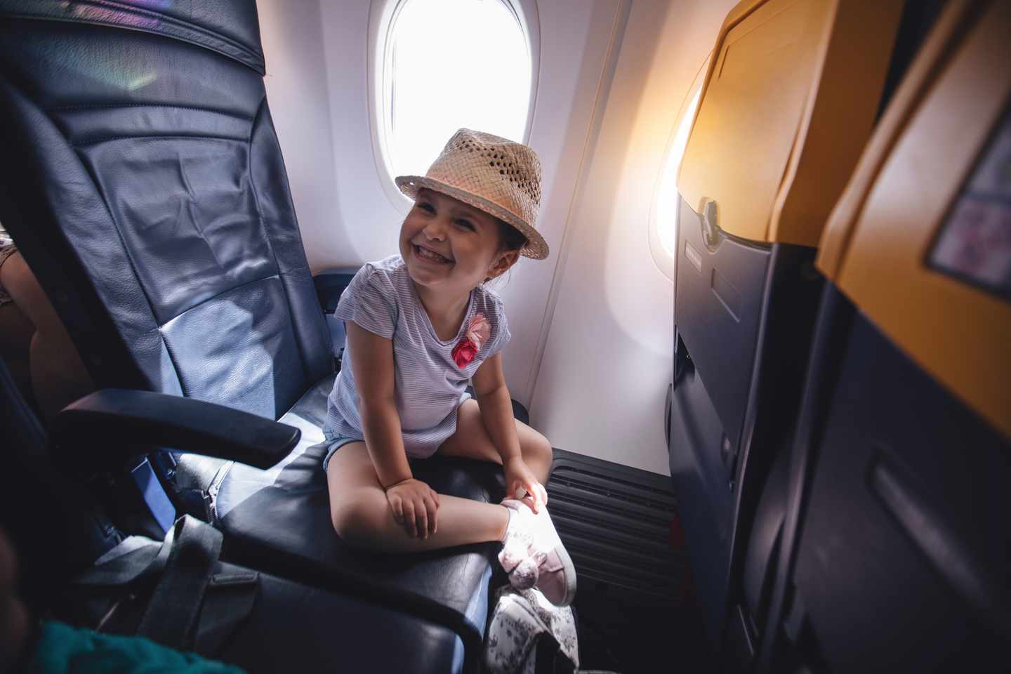 blt4621577db4b41865-kinder-fliegen-flugzeug-ma_dchen-g-992992232.jpg Mädchen sitzt im Flugzeug