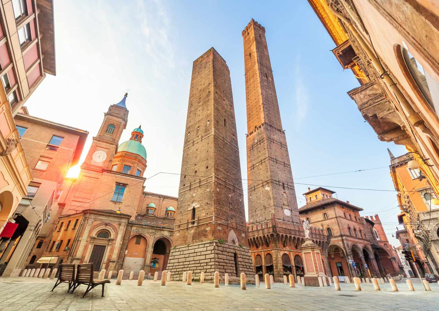italien-emilia-romagna-bologna-tuerme-asinelli-garisenda-morgenlicht-a-110392115.jpg