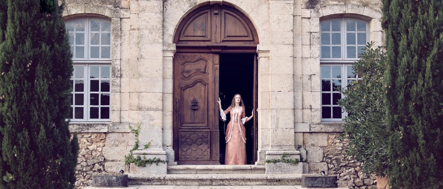 bltb158e93d0476462b-castlecore-frau-steht-in-der-tuer-eines-alten-anwesens-g-865673004.jpeg castlecore-frau-steht-in-der-tuer-eines-alten-anwesens-g-865673004.jpeg