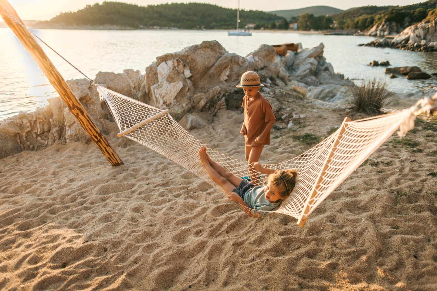 strand-kinder_spielen_in_haengematte-g-1409542498.jpg