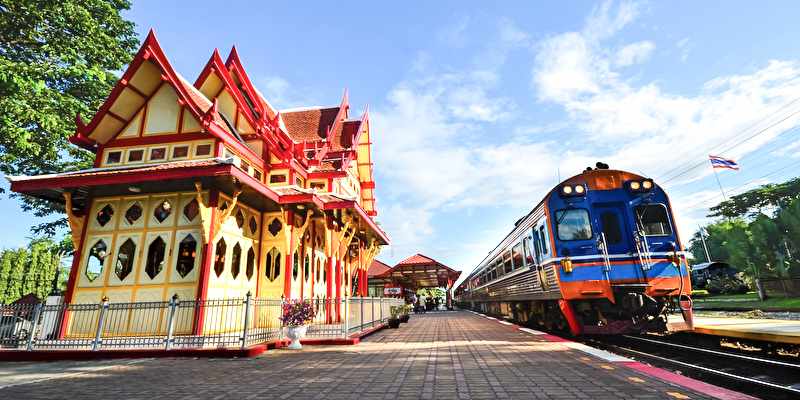 thailand-bahnhof-zug-508993_PantherMedia_B49912041_Hin-zum-Bahnhof.jpg