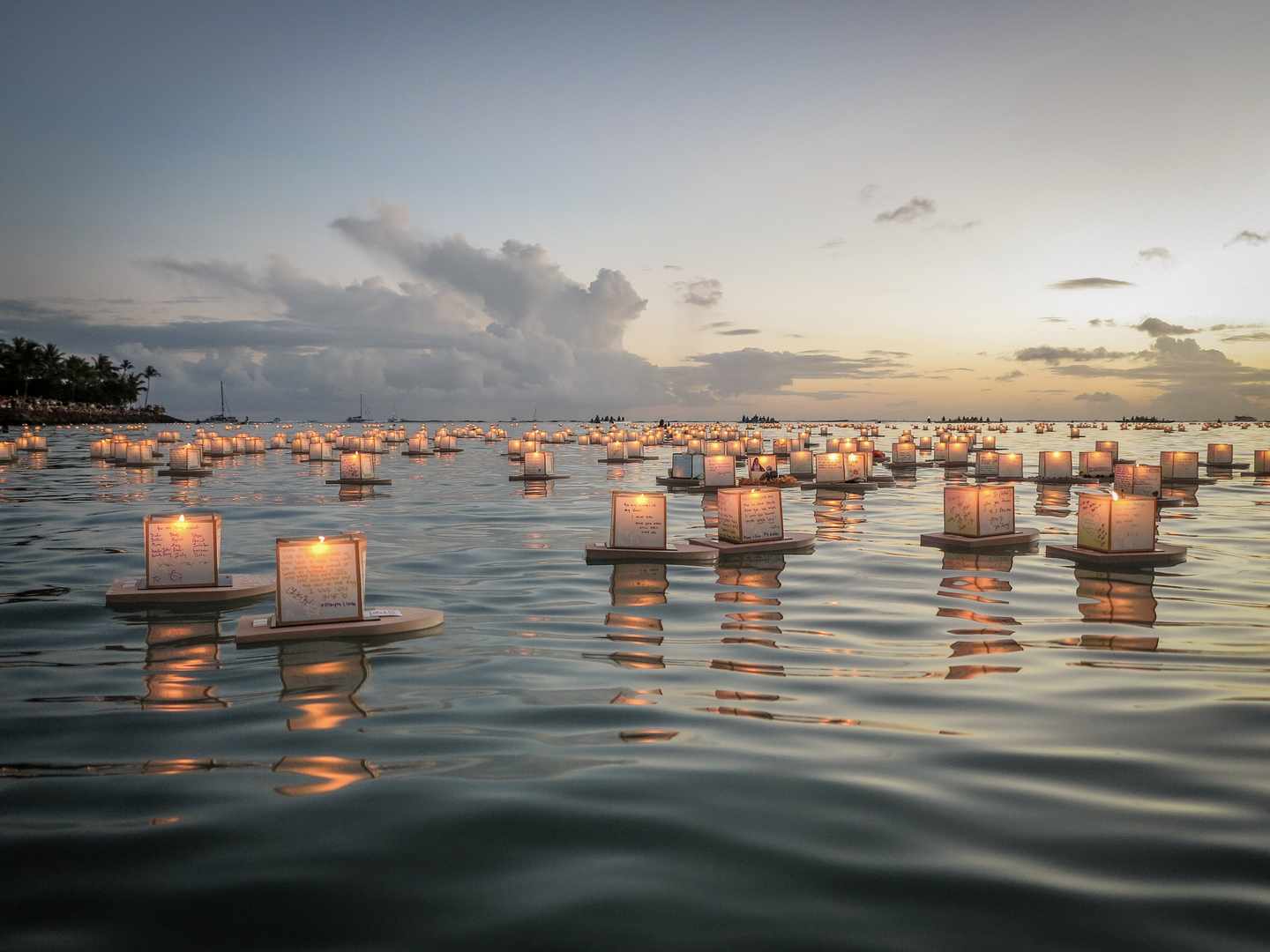 hawaii-honolulu-laternenzeremonie-sonnenuntergang-g-2166348759_bearbeitet.jpg