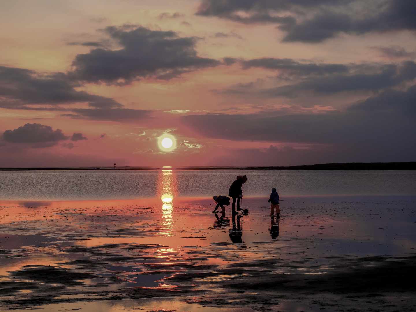 deutschland-schleswig-holstein-wattenmeer-familie-sonnenuntergang-g-1080203174.jpg
