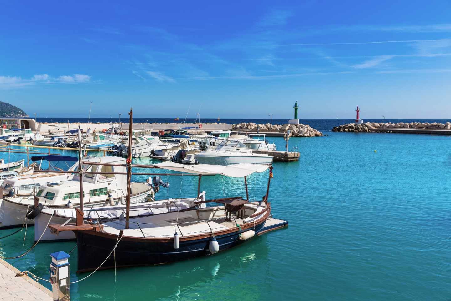 spanien-mallorca-cala-bona-hafen-g-498535262.jpeg