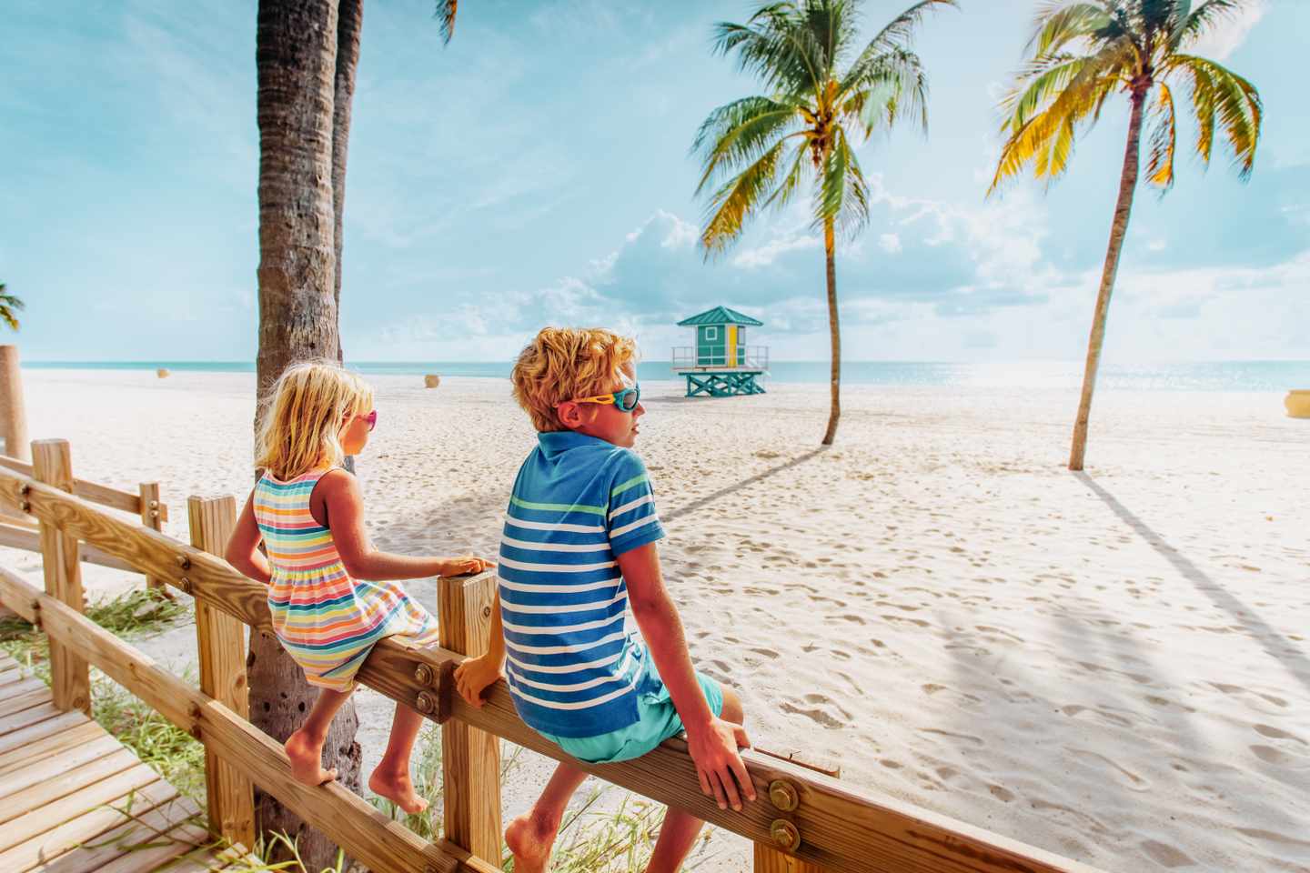 nordamerika-usa-florida-zwei-kinder-am-strand-g-1185666427.jpg