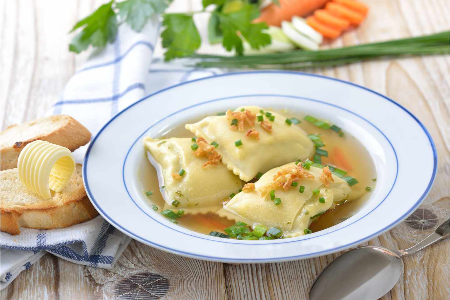 deutschland-reisemagazin-kulinarisch-hausgemachte-maultaschen-als-suppeneinlage-g-908027048.jpg