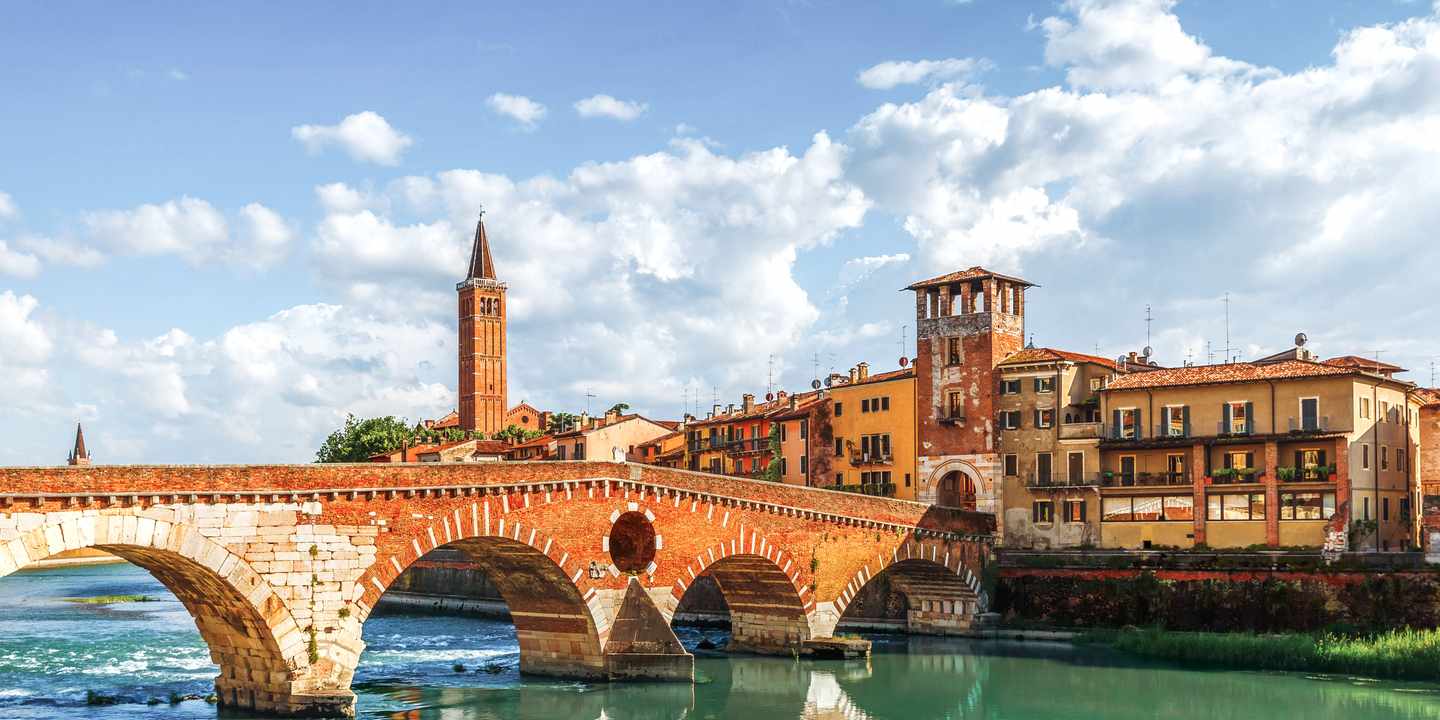 italien-verona-ponte-pietra-g-610871156.jpg