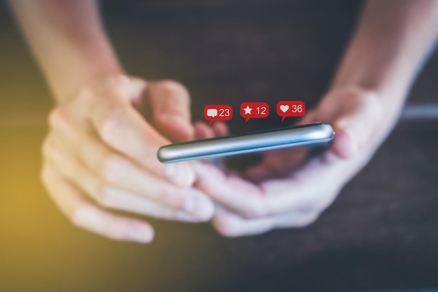 smartphone-sim-karte-nachrichten-g-947034050.jpg