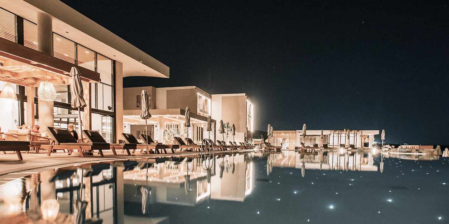 griechenland-kreta-sentido-unique-blue-resort-beleuchteter-pool-DER1405946.jpeg