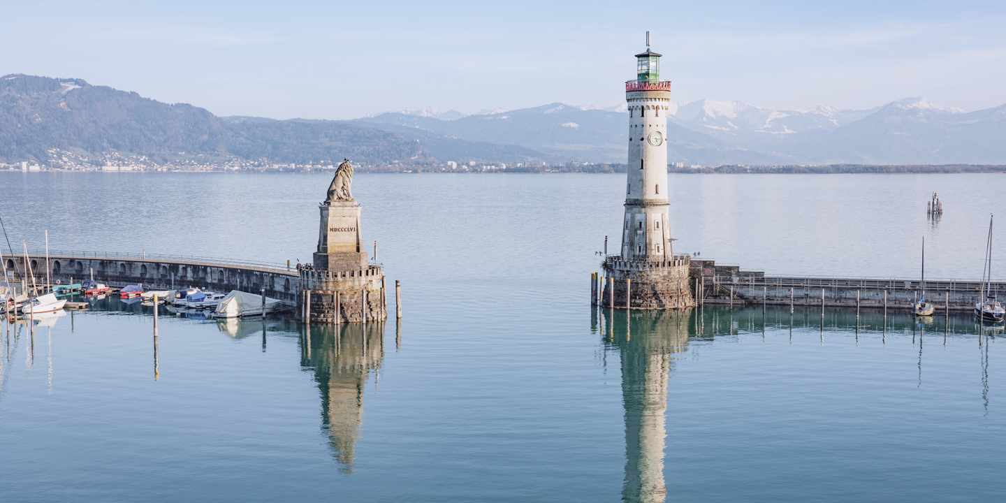 deutschland-bayern-bodensee-lindau-leuchtturm-g-1139247418.jpeg