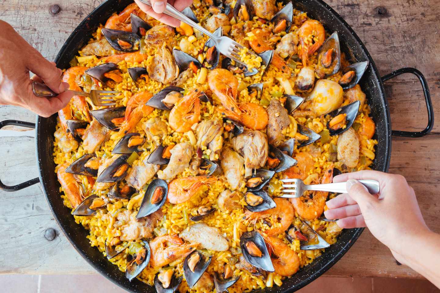 spanien-valencia-paella-pfanne-g-468744586.jpg