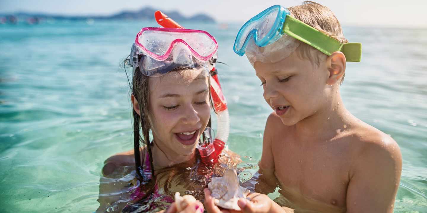 spanien-mallorca-zwei-kinder-beim-schnorcheln-im-wasser-g-628171746.jpg