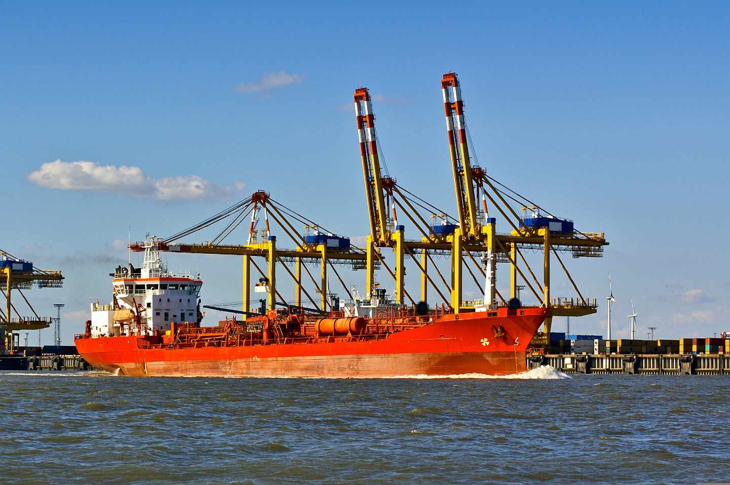 nordsee-bremerhaven-frachter-im-hafen-klein-g-680757572.jpg
