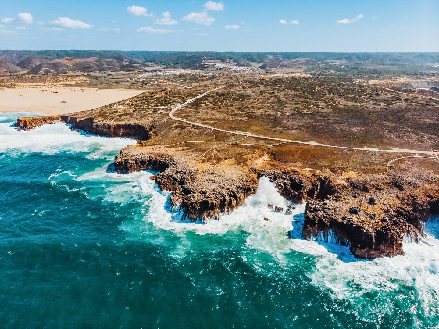 GettyImages-1279353594.jpg Gischtumtoste Felsen neben goldenen Stränden: die Praia da Bordeira an der Algarve