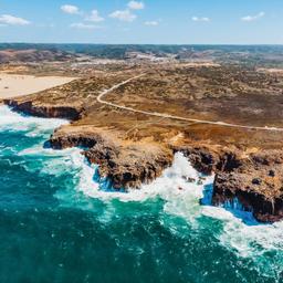 Gischtumtoste Felsen neben goldenen Stränden: die Praia da Bordeira an der Algarve