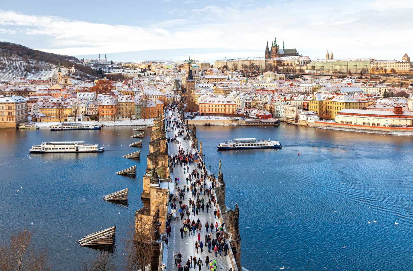 tschechien-prag-blick-auf-die-altstadt-und-charles-bruecke-g-2174678858