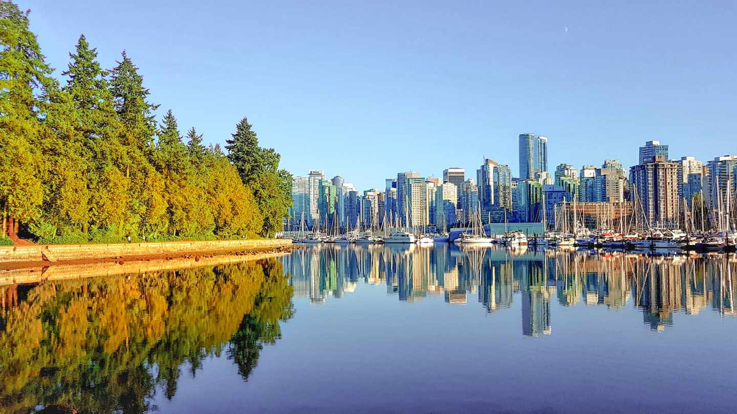 kanada-vancouver-landschaft-stanley-park-spiegelt-in-seewasser-g-1446187927.jpg