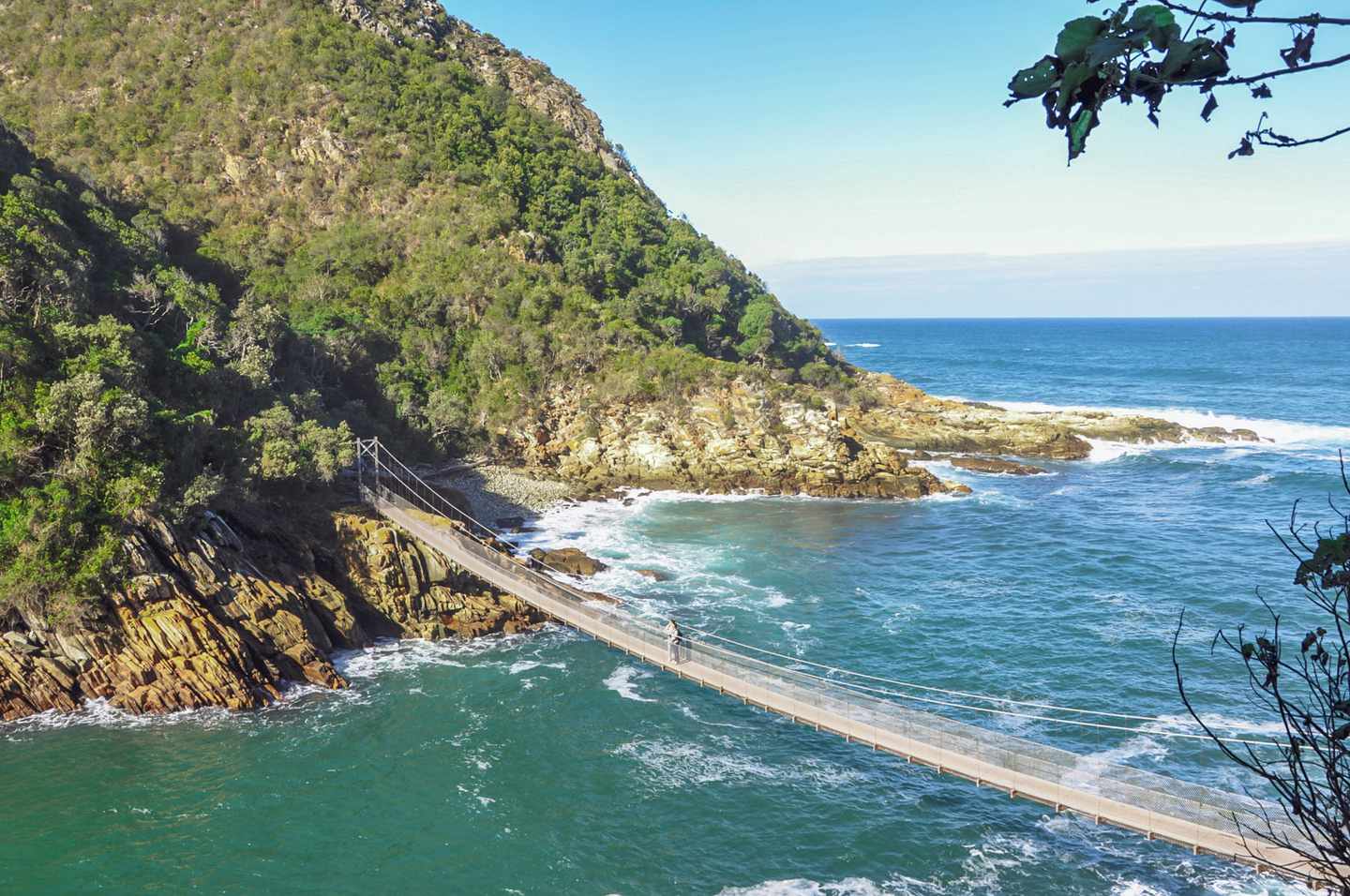 Hängebrücke an der felsigen Küste des Tsitsikamma-Nationalparks entlang der Garden Route in Südafrika