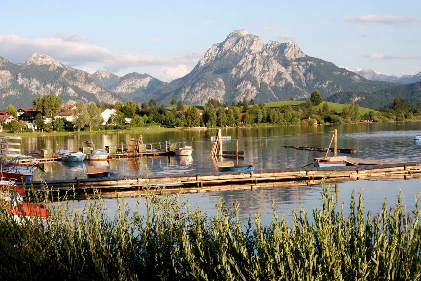 bayern-allgaeu-hopfensee-berge-t-147666590.jpg
