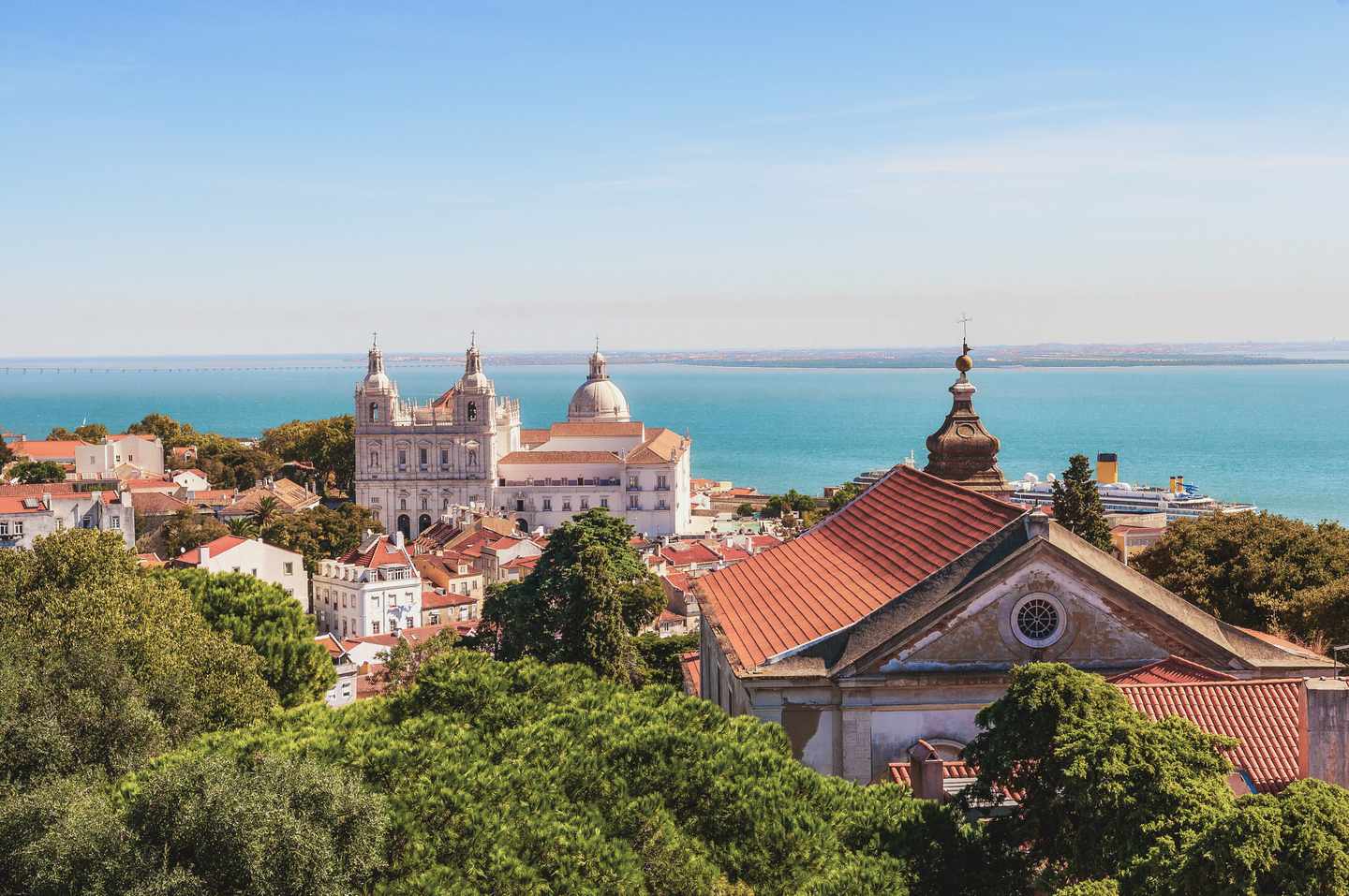 portugal-lissabon-panoramablick-ueber-kathedrale-hauser-meer-g-187861545.jpg